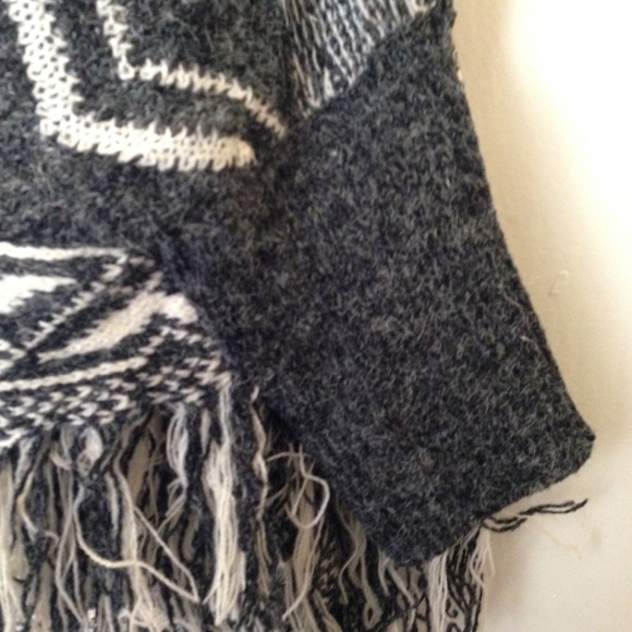 NWOT  Cape with sleeves by AMIA one size - Picture 6 of 8